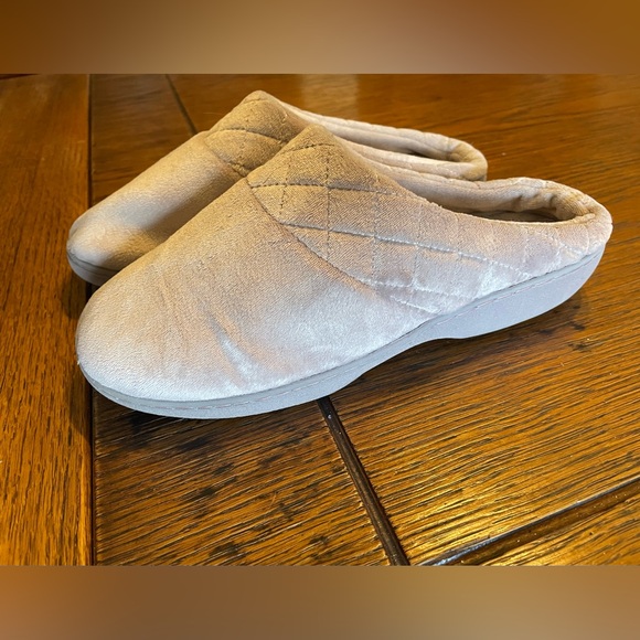 Women's Quilted Slippers - Picture 1 of 6